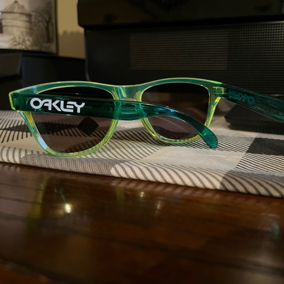 Kids lime green REAL Oakley sunglasses! Xxs never been worn! Brand new - Picture 3 of 14